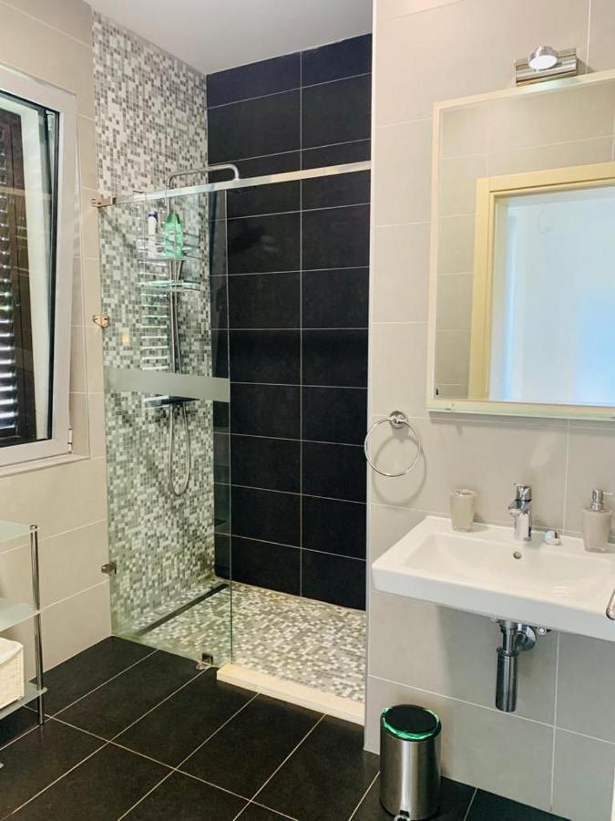 Lavender Bay Apartment F8 Morinj Bagian luar foto