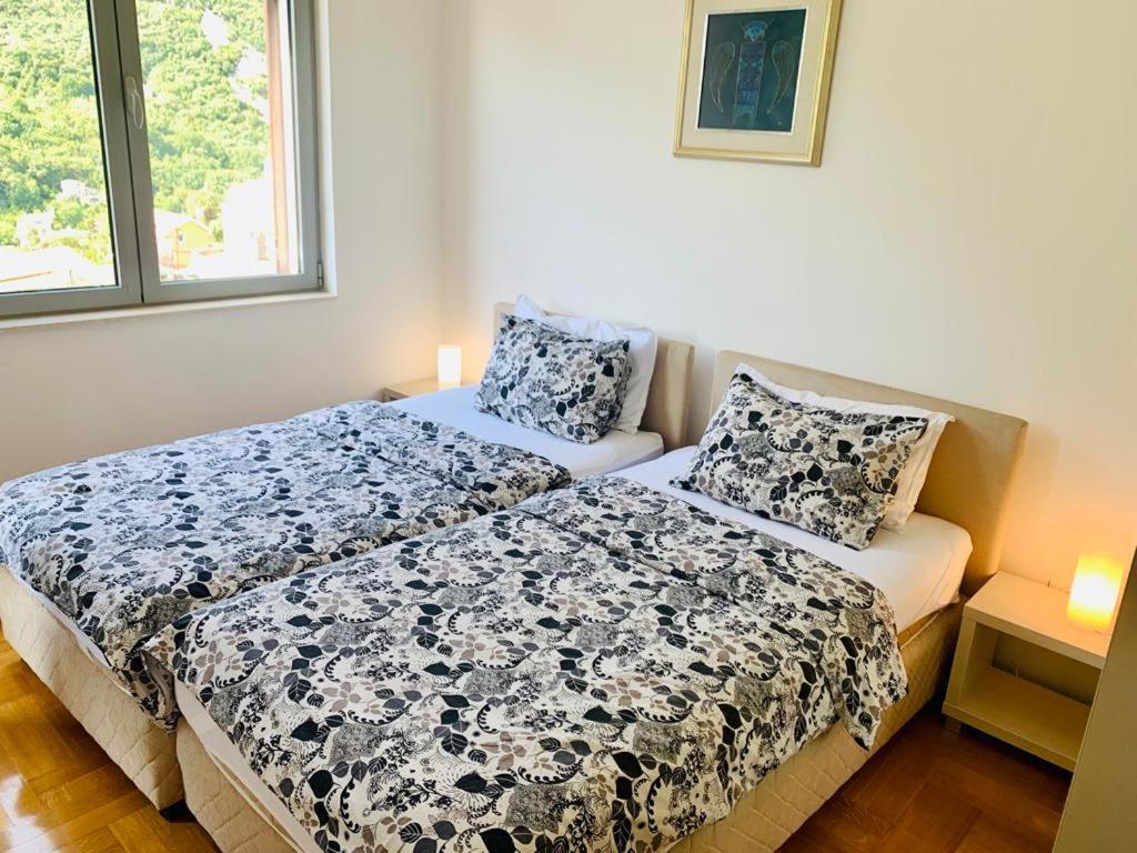 Lavender Bay Apartment F8 Morinj Bagian luar foto